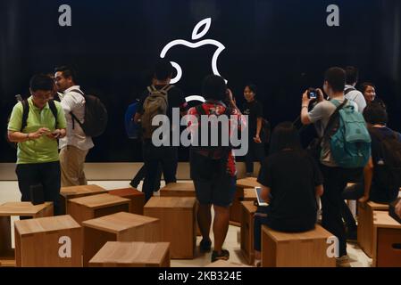 Customers use the service of the new Apple Store, at the shopping complex 'Iconsiam' in Bangkok, Thailand, 10 November 2018. (Photo by Anusak Laowilas/NurPhoto) Stock Photo