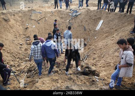 Palestinians inspect the rubble of a destroyed Hamas site in Khan Younis town, southern Gaza Strip, 12 November 2018. According to reports, at least seven fighters were killed a night earlier after Israeli air strikes in the east of Khan Younis town in southern Gaza Strip. (Photo by Majdi Fathi/NurPhoto) Stock Photo