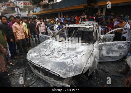 Bangladesh Nationalist Party (BNP) activists torch police cars during a clash in front of their central party office in Dhaka on November 14, 2018.Hundreds of Bangladesh Nationalist Party (BNP) leaders and activists thronged to their headquarters in the morning—as the party is selling nomination forms for the upcoming election on December 30,2018. A BNP activist claimed police attacked them, unprovoked, when the party’s Standing Committee Member, Mirza Abbas, came to collect his nomination form. BNP activists hurled pieces of brick at police, who responded by firing teargas canisters and rubbe Stock Photo