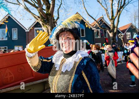 November 17th, Zaanstad. Like each year the first Saturday after 11 November, the red-and-white-clad Sinterklaas (St. Nicholas) arrives by steamboat to great fanfare. The national arrival of Sinterklaas is in North Holland, Zaanstad, in the Zaanse Schans. Around 25.000 visitors turn out along the canals to greet the tall, bearded saint and his helpers, jolly types called “Zwarte Pieten” or “Black Petes.” (Photo by Romy Arroyo Fernandez/NurPhoto) Stock Photo