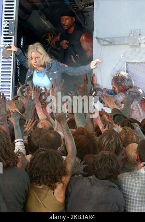 DAWN OF THE DEAD, SARAH POLLEY, VING RHAMES, 2004 Stock Photo