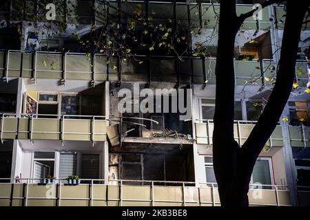 Berlin, Germany. 03rd Nov, 2022. Two apartments in a building have been destroyed after a fire in Berlin-Friedrichsfelde. There, a fire had broken out in the evening in an apartment on the third floor of the eleven-story building. The fire then quickly spread to the fourth floor. More than 90 firefighters and numerous rescue workers were deployed. According to initial information, eleven residents were injured, one died on site despite resuscitation. Credit: Paul Zinken/dpa/Alamy Live News Stock Photo