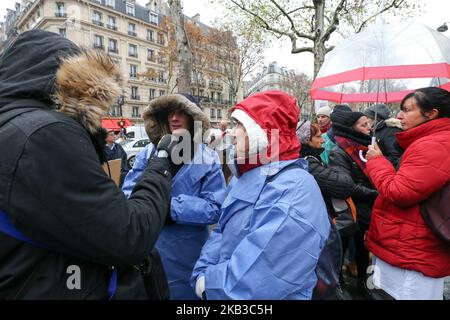 Private nurse speaks with press during a demonstration in front of headquarters of the Ministry of Health in Paris, on November 20, 2018, to protest their status in the measures of a health plan presented by the French President Emmanuel Macron in September 2018. Emmanuel Macron promised the recruitment of 4,000 medical assistants in urban areas by 2022 to handle paperwork, carry out simple medical gestures such as blood pressure checks, and free-up doctors. Exact status and job descriptions are to be spelled out in 2019. (Photo by Michel Stoupak/NurPhoto) Stock Photo