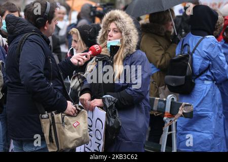 Private nurse speaks with press during a demonstration in front of headquarters of the Ministry of Health in Paris, on November 20, 2018, to protest their status in the measures of a health plan presented by the French President Emmanuel Macron in September 2018. Emmanuel Macron promised the recruitment of 4,000 medical assistants in urban areas by 2022 to handle paperwork, carry out simple medical gestures such as blood pressure checks, and free-up doctors. Exact status and job descriptions are to be spelled out in 2019. (Photo by Michel Stoupak/NurPhoto) Stock Photo
