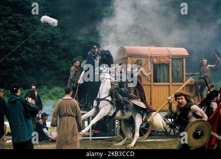 KING ARTHUR, CLIVE OWEN, FILM CREW, 2004 Stock Photo