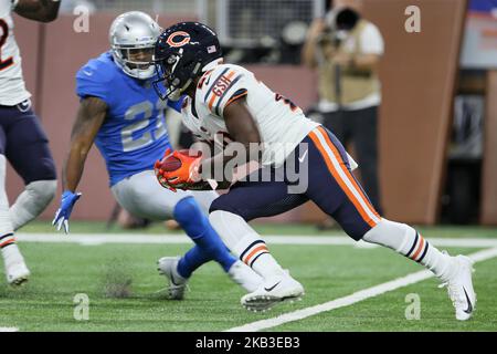 Chicago Bears running back Tarik Cohen (29) carries the ball under the pressure of Detroit Lions defense during the first half of an NFL football game against the Detroit Lions in Detroit, Michigan USA, on Thursday, November 22, 2018. (Photo by Amy Lemus/NurPhoto) Stock Photo