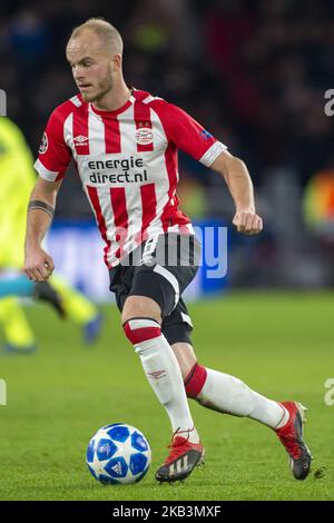 Jorrit Hendrix of PSV controls the ball during the UEFA Champions League Group B match between PSV Eindhoven and FC Barcelona at Philips Stadium in Eindhoven, Netherlands on November 28, 2018 (Photo by Andrew Surma/NurPhoto) Stock Photo