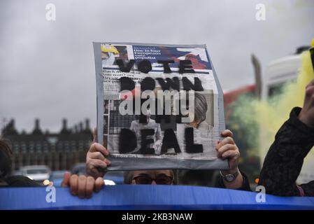 Anti Brexit demonstrators protest holding a banner reading 'Stop Building Borders' and wave flare as they block the traffic on Westminster Bridge, on November 28, 2018 in London, England. Chancellor Philip Hammond says that all forms of Brexit will make the UK worse off but Theresa May's plan is the best available. Treasury analysis of Mrs May's deal suggests it will leave the size of the UK economy up to 3.9% smaller after 15 years, compared with staying in the EU. (Photo by Alberto Pezzali/NurPhoto) Stock Photo