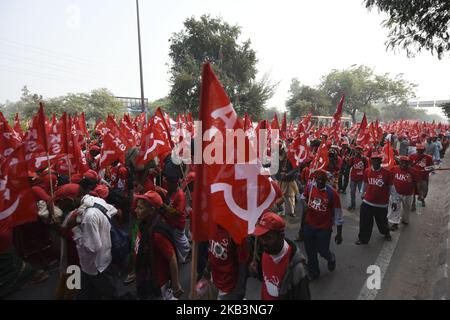 Indian farmers and agricultural workers take part in a march organized by the All India Kisan Sabha (AIKS) organization and Communist Party of India (Marxist) along with other leftist groups in New Delhi on November 29, 2018. Thousands of farmers from across India have massed in New Delhi demanding a special session of the Indian parliament to discuss ongoing agrarian crises, and demanding the minimum income for their produce. (Photo by Indraneel Chowdhury/NurPhoto) Stock Photo