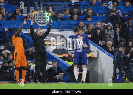 Giroud leaves and Alvaro Morata the scorer of the 4th goal enters. during the UEFA Europa League Group L match between Chelsea and PAOK at Stamford Bridge on November 29, 2018 in London, United Kingdom. (Photo by Nicolas Economou/NurPhoto) Stock Photo