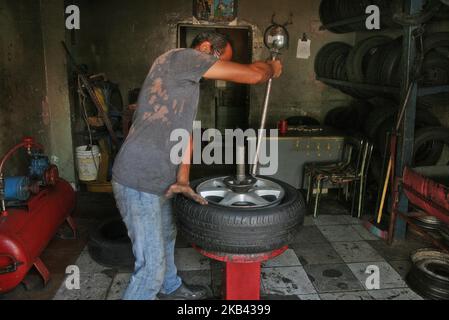 Goodyear workers did not receive their tire allocation today, Thursday 12/13/2018, which had been canceled before the company closed its operations in Venezuela. They would be handed over to the workers this week, and because officials of the Bolivarian National Armed Forces prohibited the delivery of the units to the distributor. Located near the factory where tires are normally removed, in response to this situation some workers expressed that 'The closure of Goodyear is one more sadness. Not a surprise is the second multinational company that leaves the country. (Photo by Humberto Matheus/N Stock Photo