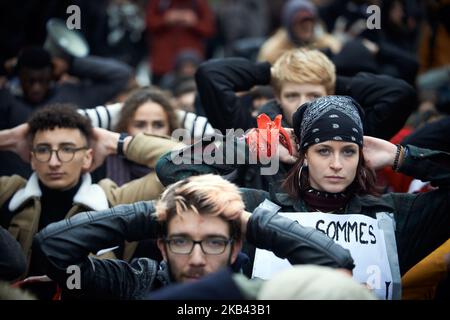 Students put their hands behind their head in a reference of highschool students kept by riot police. Riot police forced students to stay on their knees with their hands on their heads during a mass arrest last week. In solidarity with the Yellow Vests, highschool students, teachers and trade unionists from the CGT, SUD and FO took to the streets of Toulouse. Students protest also against the Baccalaureate reforms and the new system of selection in universities called Parcour'sup launched by Macron's government. Toulouse. France. December 14th 2018. (Photo by Alain Pitton/NurPhoto) Stock Photo