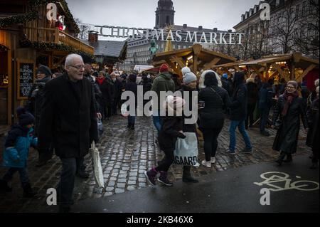 Copenhagen, Denmark. 18th December, 2018. Louis Vuitton window decorates Christmas  tree decorated with Louis Vuitton Credit: Francis Joseph Dean /  Deanpictures/Alamy Live News Stock Photo - Alamy