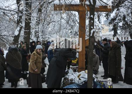 Ukrainian faithful of the Ukrainian Orthodox Church of the Moscow Patriarchate pray in front of the parliament building in Kyiv, Ukraine, 20 December 2018. Lawmakers of Verkhovna Rada (Ukrainian Parliament) voted the draft law according to which the Moscow Patriarchate Church should change its name and indicate its affiliation with Russia. (Photo by Sergii Kharchenko/NurPhoto) Stock Photo
