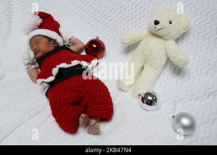 A newborn dressed in Santa to mark Christmas at Paolo memorial hospital in Bangkok, Thailand. 21 December 2018. (Photo by Anusak Laowilas/NurPhoto) Stock Photo