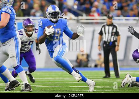 Detroit Lions running back LeGarrette Blount (29) runs the ball against ...