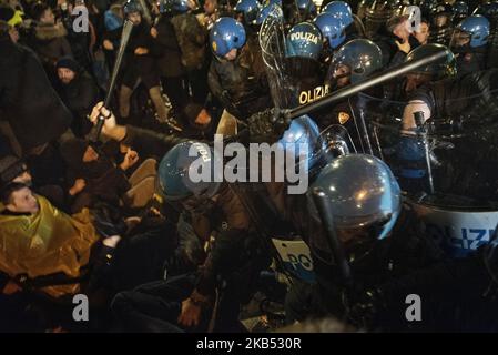 Italian police clashes with protesters during a 'NCC' private-hire drivers protest against the new category law in front of the Italian Senate, Rome, Italy, on January 28, 2018. 'NCC' private-hire drivers contest the non-extension of Article 29 within Decree-Law 207, which oblige drivers to return to the garage at the end of each service performed. (Photo by Michele Spatari/NurPhoto) Stock Photo