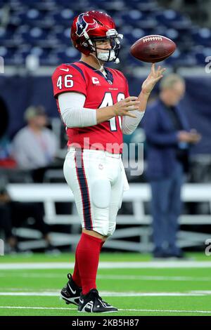 Houston Texans long snapper Jon Weeks (46) warms up befoer an NFL ...