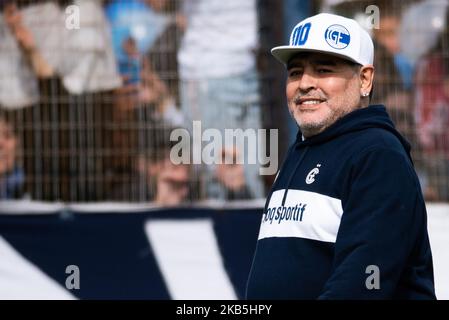 Diego Maradona smiles at his fans, during the presentation of Diego Maradona as Coach in Gimnasia y Esgrima La Plata. (Photo by Manuel Cortina/NurPhoto) Stock Photo