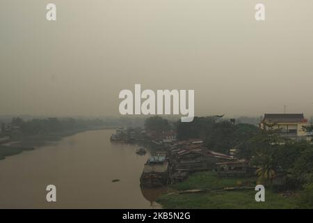 General view of Pekanbaru City shrouded in haze from forest fire in Riau Province, Indonesia, on Sept. 10, 2019. The Indonesian Agency for Meteorology, Climatology and Geophysics (BMKG) said smoke on today morning reduced visibility to 800 meters in Pekanbaru, and air quality fell to an unhealthy status. (Photo by Afrianto Silalahi/NurPhoto) Stock Photo