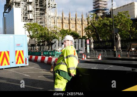 A worker stands on a blocked street in front of the Houses of Parliament as the Parliement has officially beed suspended for five weeks - September 11, 2019 in London, England. (Photo by Dominika Zarzycka/NurPhoto) Stock Photo