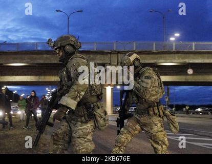 Ukrainian special forces take part at an operation for detain a man who was threatening to blow up a major bridge over the Dnipro River in Kiev, Ukraine, on 18 September, 2019. Members of Ukrainian special in the Ukrainian capital have seized an armed man who was threatening to blow up the Dnipro River in Kiev. Reportedly, an unknown man firing shot and threatening to carry out an explosion of a bridge over the Dnipro River. Police plan to launch criminal proceedings on charges of 'plotting a terror act'. Before the arrest, the man threw away a carbine, which he earlier fired to shott down a p Stock Photo