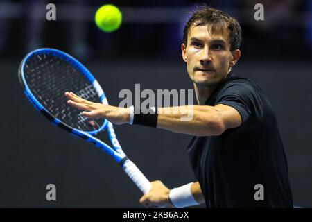 Evgeny Donskoy of Russia returns the ball to Daniil Medvedev of Russia during Round of 16 match of the St.Petersburg Open ATP tennis tournament in St.Petersburg, Russia, 19 September 2019. (Photo by Igor Russak/NurPhoto) Stock Photo