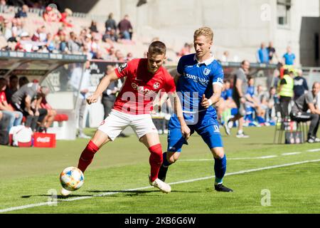 Florian Pick of 1. FC Kaiserslautern battle for the ball against Dominik Ernst of 1. FC Magdeburg during the 3. Bundesliga match between 1. FC Kaiserslautern and 1. FC Magdeburg at the Fritz-Walter-Stadium on September 21, 2019 in Kaiserslautern, Germany. (Photo by Peter Niedung/NurPhoto) Stock Photo