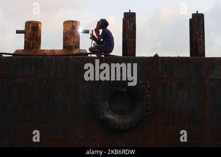 A worker welds part of a ship at a ship-breaking yard in Mumbai, India on 23 September 2019. (Photo by Himanshu Bhatt/NurPhoto) Stock Photo