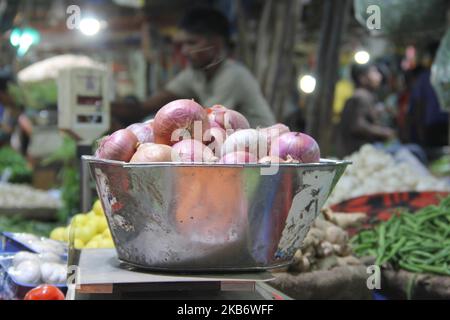Onions for sale at a vegetable market in New Delhi India on 24 September 2019 (Photo by Nasir Kachroo/NurPhoto) Stock Photo