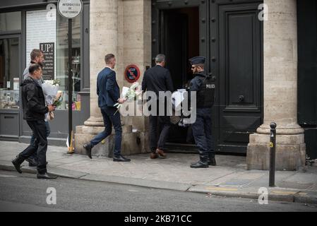 Men bring bouquets of flowers to the Chirac family after the announcement of the death of former French President Jacques Chirac on 26 September 2019 in Paris, France, the first official tributes were paid during the day with the visit of close friends of the Chirac family as well as the visit of the current President of the Republic Emmanuel Macron to Jacques Chirac's home on rue de Tournon in Paris and in front of the Palais de l'Elysee, which is exceptionally open to the public for all those who wanted to pay their respects. (Photo by Samuel Boivin/NurPhoto) Stock Photo