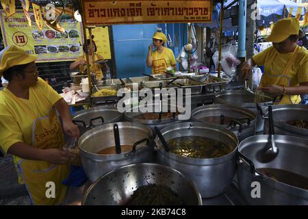 Vendors prepare vegetarian food at a market during the annual vegetarian festival in Chinatown, Bangkok,Thailand. 28 September 2019. (Photo by Anusak Laowilas/NurPhoto) Stock Photo