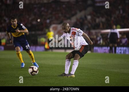 Nicolas De La Cruz of River Plate, left, looks as Walter Bou of Velez  Sarsfield heads the ball during a Copa Libertadores round of sixteen,  second leg soccer match at Monumental stadium