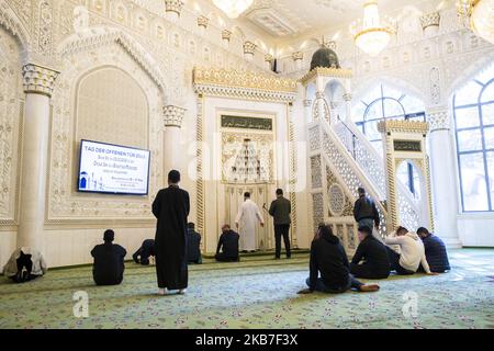 People pray in the Omar Ibn Al-Khattab Mosque during the Open Mosque day in Berlin Kreuzberg on October 3. 2019. (Photo by Emmanuele Contini/NurPhoto) Stock Photo