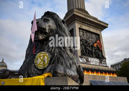 Extinction Rebellion activists occupy Trafalgar Square on October 9, 2019 in London, England. Extinction Rebellion are planning to occupy several sites around Westminster for two weeks of protest and direct action against climate change. (Photo by Alberto Pezzali/NurPhoto) Stock Photo