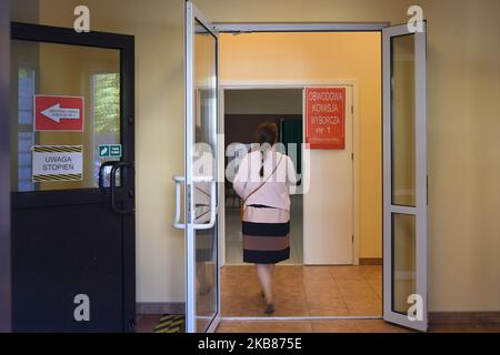 A lady arrives at a local Polling Station in Glogow Malopolski to cast her votes, during Polish Parliamentary Elections 2019. On Sunday, October 13, 2019, in Glogow Malopolski, Podkarpackie Voivodeship, Poland. (Photo by Artur Widak/NurPhoto) Stock Photo