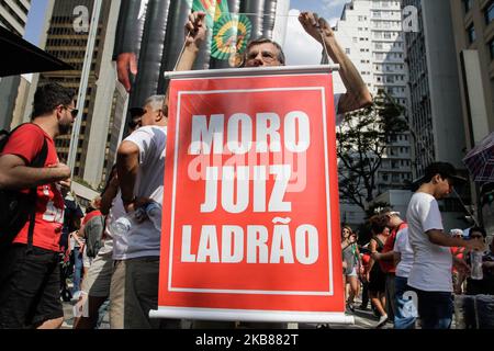 Act led by the social movements, unions and the Free Lula Committee, demand the freedom of former Brazilian President Luiz Inacio Lula da Silva and suspicion of the Brazilian Minister of Justice, Sergio Moro, on Avenida Paulista, central São Paulo Paulo, this Sunday. October 13, 2019. (Photo by Fabio Vieira/FotoRua/NurPhoto) Stock Photo