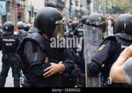 Clashes in Barcelona streets between Spanish National Police, catalan police Mossos d'Esquadra and catalan separatists demonstrations, protesting for the jailing of nine Catalan separatist leaders. In Barcelona 18 of October of 2019, Spain. (Photo by Jerome Gilles/NurPhoto) Stock Photo