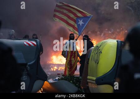 Clashes in Barcelona streets between Spanish National Police, catalan police Mossos d'Esquadra and catalan separatists demonstrations, protesting for the jailing of nine Catalan separatist leaders. In Barcelona 18 of October of 2019, Spain. (Photo by Jerome Gilles/NurPhoto) Stock Photo