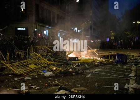 Clashes in Barcelona streets between Spanish National Police, catalan police Mossos d'Esquadra and catalan separatists demonstrations, protesting for the jailing of nine Catalan separatist leaders. In Barcelona 18 of October of 2019, Spain. (Photo by Jerome Gilles/NurPhoto) Stock Photo