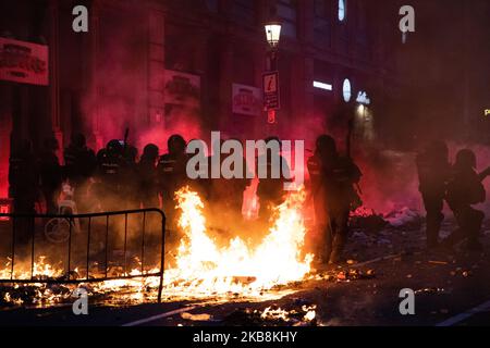 Clashes in Barcelona streets between Spanish National Police, catalan police Mossos d'Esquadra and catalan separatists demonstrations, protesting for the jailing of nine Catalan separatist leaders. In Barcelona 18 of October of 2019, Spain. (Photo by Jerome Gilles/NurPhoto) Stock Photo