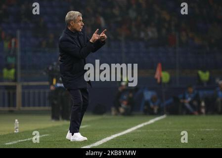 Head coach of FC Shakhtar Luis Castro gives instructions to his players during of the Champions League group stage match between Shakhtar Donetsk and Dynamo Zagreb at Metalist Stadium in Kharkov. Ukraine, Tuesday, October 22, 2019 (Photo by Danil Shamkin/NurPhoto) Stock Photo