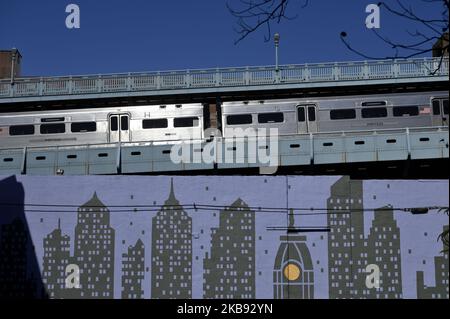 A New Jersey bound PETCO high-speed train crosses the Benjamin Franklin Bridge, in Philadelphia, PA, on October 23, 2019. (Photo by Bastiaan Slabbers/NurPhoto) Stock Photo