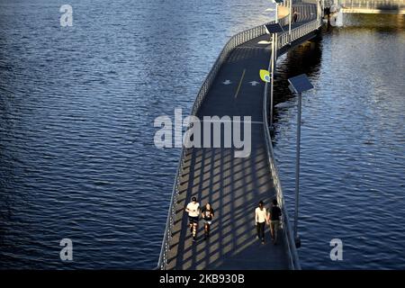 Pedestrians, joggers and cyclist use the Schuylkill River Trail, in Philadelphia, PA, on October 23, 2019. (Photo by Bastiaan Slabbers/NurPhoto) Stock Photo