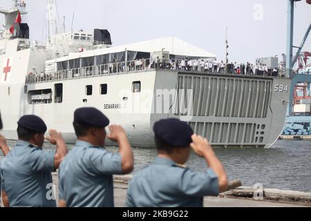 Hundreds of families of the victims of the Boeing 737 Max 8 Lion Air which was crash in Java Sea, arrived at Tanjung Priok harbour, Jakarta, by the Indonesian Navy's LPD ship, after doing flowers and prayers at the crash site on Tuesday, October 29, 2019. The event was conduct by Lion Air management to marks one year of the disaster. (Photo by Aditya Irawan/NurPhoto) Stock Photo