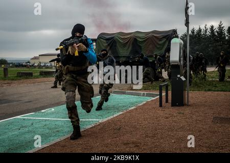 Anti-terrorist training of the military reserve at Roanne airport, France, on 30 October 2019. The soldiers of the 2nd Armoured Brigade (2nd BB), which includes a Headquarters, a Command and Signals Company (2nd CTC), a Military Initial Training Centre (CFIM) and seven regiments in north-eastern France, trained for several days in the event of deployment under the sentinel system and a terrorist attack on French territory. (Photo by Nicolas Liponne/NurPhoto) Stock Photo