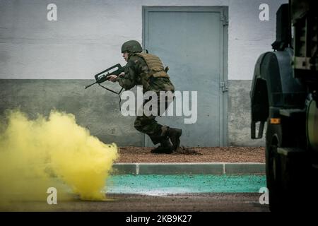 Anti-terrorist training of the military reserve at Roanne airport, France, on 30 October 2019. The soldiers of the 2nd Armoured Brigade (2nd BB), which includes a Headquarters, a Command and Signals Company (2nd CTC), a Military Initial Training Centre (CFIM) and seven regiments in north-eastern France, trained for several days in the event of deployment under the sentinel system and a terrorist attack on French territory. (Photo by Nicolas Liponne/NurPhoto) Stock Photo