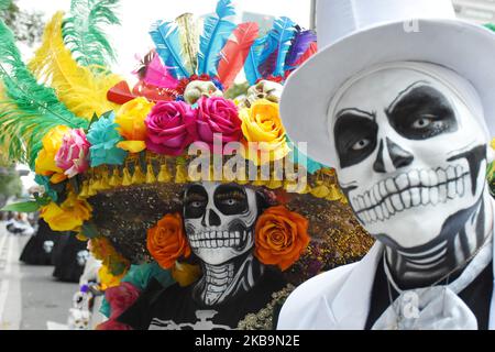 People take part at annual 'Dia de Muertos Parade' as part of the celebrations of Mexico's Dia de Muertos at Angel of Independence on October 28, 2019 in Mexico City, Mexico. The Day of the Dead is celebrated on November 2, Mexican citizens they dedicate that day celebrating their dead (Photo by Eyepix/NurPhoto) Stock Photo