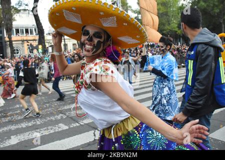 People take part at annual 'Dia de Muertos Parade' as part of the celebrations of Mexico's Dia de Muertos at Angel of Independence on October 28, 2019 in Mexico City, Mexico. The Day of the Dead is celebrated on November 2, Mexican citizens they dedicate that day celebrating their dead (Photo by Eyepix/NurPhoto) Stock Photo