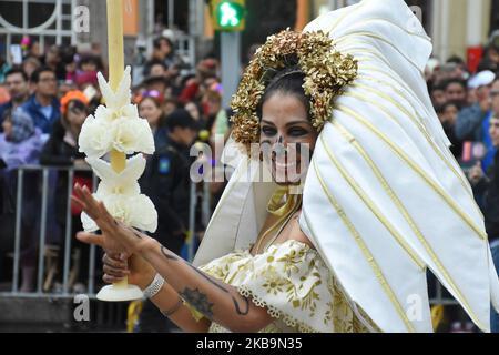 People take part at annual 'Dia de Muertos Parade' as part of the celebrations of Mexico's Dia de Muertos at Angel of Independence on October 28, 2019 in Mexico City, Mexico. The Day of the Dead is celebrated on November 2, Mexican citizens they dedicate that day celebrating their dead (Photo by Eyepix/NurPhoto) Stock Photo